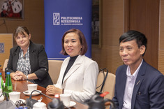 Od lewej: mgr E. Ptaszek, Do Minh Tam, Nguyen Dinh Ba,