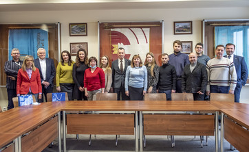 Członkowie delegacji wraz z opiekunami i prorektorem prof. Grzegorzem Ostaszem (pośrodku),,