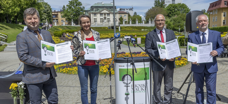 Sygnatariusze umowy. Od lewej: prof. P. Koszelnik, K. Ruszała, prof. S. Czopek, T. Michalski, 