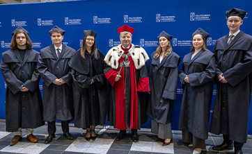 Rektor Politechniki Rzeszowskiej prof. P. Koszelnik w otoczeniu studentów i doktorantów,