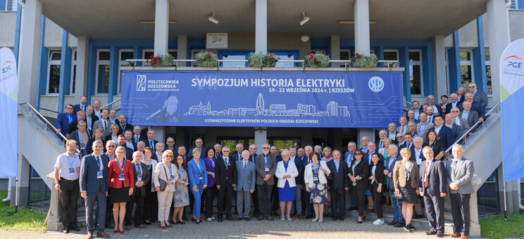 Uczestnicy przed budynkiem Wydziału Elektrotechniki i Informatyki,