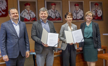 Od lewej: R. Kalisz, prof. P. Koszelnik, mgr E. Greszczuk-Sokół, prof. PRz I. Włoch,