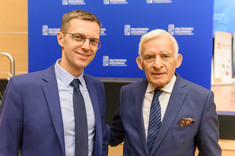 Od lewej: dr hab. inż. Mariusz Ruszel, prof. PRz i prof. dr hab. inż. Jerzy Buzek,