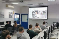 Studenci mechaniki i budowy maszyn podczas interaktywnych warsztatów dotyczących nowoczesnych narzędzi i technologii,