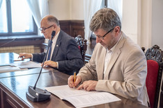 Rektor prof. P. Koszelnik podpisuje list intencyjny,