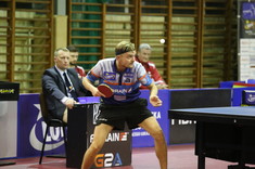Tomasz Lewandowski podczas zawodów tenisa stołowego