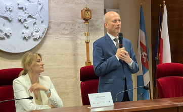 Rozpoczęcie obrad przez przewodniczącego PRI prof. J. Sępa. Obok E. Stanek,