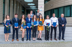 Nagrodzeni studenci WBIŚiA z dziekanem prof. L. Lichołaiem, prof. PRz I. Włoch i prof. G. Ostaszem,