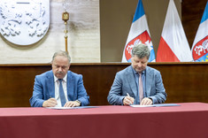 Umowę podpisują (od lewej) P. Pilch i prof. P. Koszelnik.