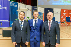 Od lewej: S. Nazarenko, prof. PRz M. Ruszel, dr T. Sikorski,
