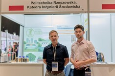 Od lewej: prof. PRz A. Masłoń, mgr inż. W. Strojny,