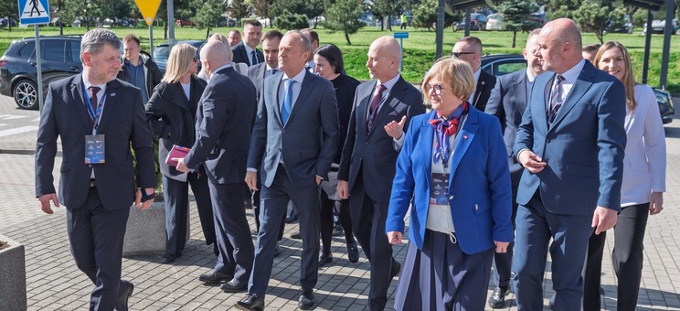 Od lewej: rektor prof. P. Koszelnik, premier D. Tusk, prof. J. Sęp, wojewoda podkarpacki T. Kubas-Hul, prezydent K. Fijołek,