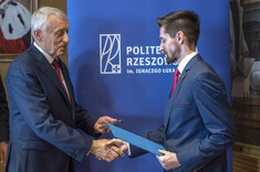 Od lewej: R. Krzystyniak, absolwent Wydziału Chemicznego Michał Siorek,