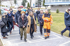 Na pierwszym planie minister spraw zagranicznych Kanady Mélanie Joly i dyrektor podkarpackiego oddziału PCK Maciej Maruszak, 